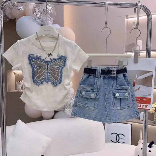 Traje de dos piezas diseño de mariposa