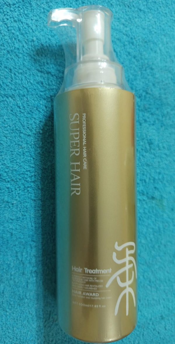 Tratamiento progresivo de Keratina Brasileña GOLD con Extracto de Oro 24K – Cabello más liso, brillante y sin frizz Despídete del frizz y del cabello opaco. Este tratamiento premium con keratina rejuvenecedora y oro 24K sella las fibras capilares, suaviza la textura y aporta un brillo radiante y manejabilidad inmediata.