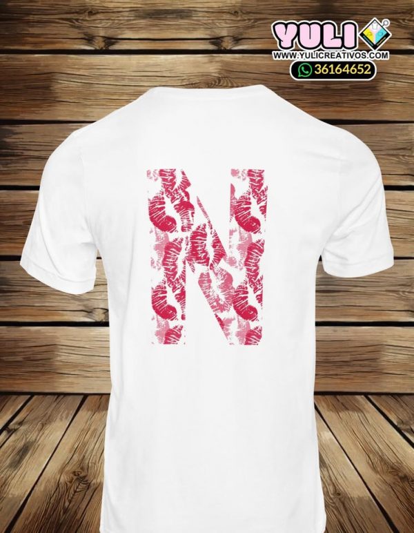 Playera de inicial con diseño de Besos.