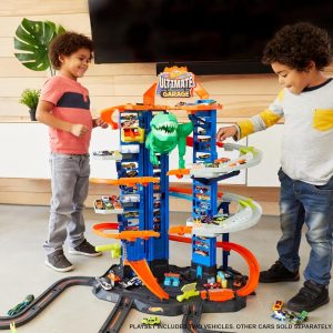 Hot Wheels - Juego de pistas de autos de juguete City Ultimate Garage Moving T-Rex Dinosaur, 100+ almacenamiento de vehículos a escala 1:64, 3 pies de alto, 2 autos de juguete