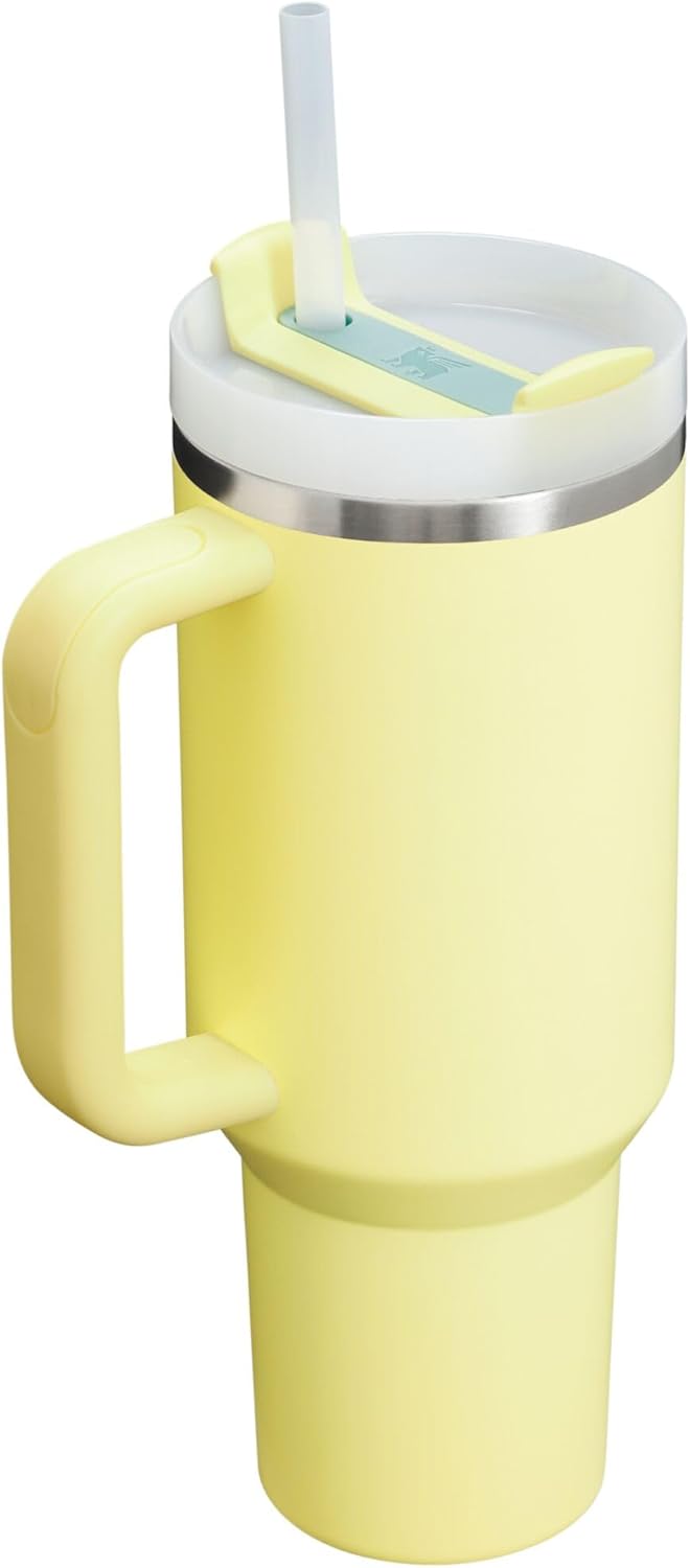 Stanley Quencher H2.0-Vaso de acero inoxidable con asa, pajilla y tapa FlowState giratoria de 3 posiciones; aislamiento térmico, sin BPA; apto p/portavaso para viaje; 40 oz, amarillo pastel (Pomelo)