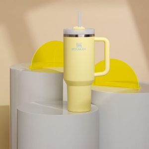 Stanley Quencher H2.0-Vaso de acero inoxidable con asa, pajilla y tapa FlowState giratoria de 3 posiciones; aislamiento térmico, sin BPA; apto p/portavaso para viaje; 40 oz, amarillo pastel (Pomelo)