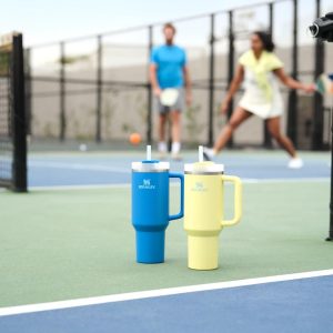 Stanley Quencher H2.0-Vaso de acero inoxidable con asa, pajilla y tapa FlowState giratoria de 3 posiciones; aislamiento térmico, sin BPA; apto p/portavaso para viaje; 40 oz, amarillo pastel (Pomelo)