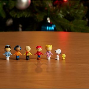 Polly Pocket x Peanuts Collector Compact, Micro Dolls and Playset, 7 Themed Accessories, 4 Iconic Locations, Snoopy & Woodstock