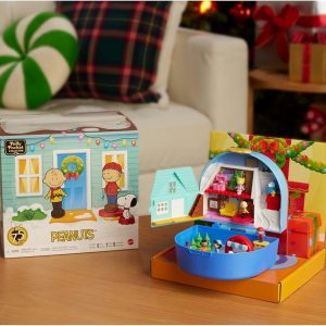 Polly Pocket x Peanuts Collector Compact, Micro Dolls and Playset, 7 Themed Accessories, 4 Iconic Locations, Snoopy & Woodstock