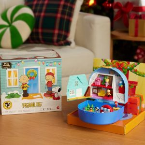 Polly Pocket x Peanuts Collector Compact, Micro Dolls and Playset, 7 Themed Accessories, 4 Iconic Locations, Snoopy & Woodstock