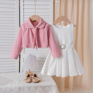 Vestido blanco con chaleco rosado