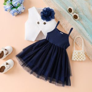 Vestido azul con chaleco blanco