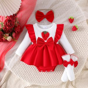 Vestido diseño de fresita con calcetas