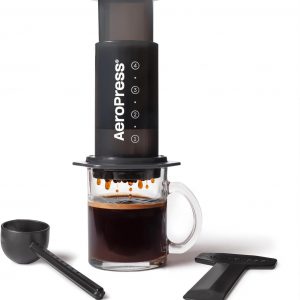 AeroPress Cafetera original y estilo expreso, cafetera portátil de nivel barista con cámara, émbolo y filtros, cafetera rápida y cafetera espresso