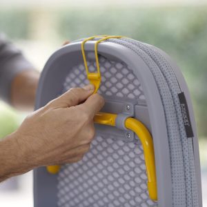Joseph Joseph Tabla de planchar plegable de bolsillo con soporte para plancha y montaje en pared, compacta para ahorro de espacio, Gris/Amarillo