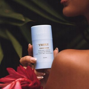 Truly Beauty Coco Cloud Desodorante | Apunta al olor corporal, pelos encarnados y decoloración | Desodorante suave sin aluminio | Fabricado con aceite de coco y ácido mandélico | Aroma de coco y