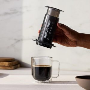 AeroPress Cafetera original y estilo expreso, cafetera portátil de nivel barista con cámara, émbolo y filtros, cafetera rápida y cafetera espresso