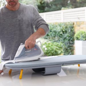 Joseph Joseph Tabla de planchar plegable de bolsillo con soporte para plancha y montaje en pared, compacta para ahorro de espacio, Gris/Amarillo