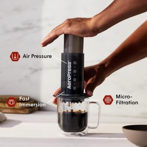 AeroPress Cafetera original y estilo expreso, cafetera portátil de nivel barista con cámara, émbolo y filtros, cafetera rápida y cafetera espresso