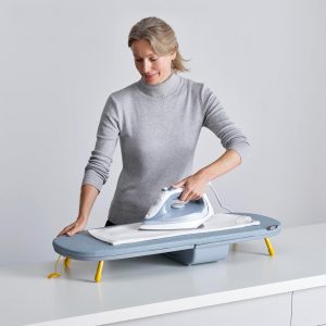 Joseph Joseph Tabla de planchar plegable de bolsillo con soporte para plancha y montaje en pared, compacta para ahorro de espacio, Gris/Amarillo
